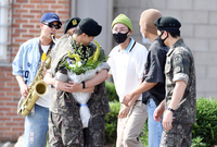 [포토]BTS 진 전역, 멤버들 총 출동!