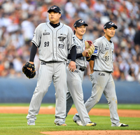 [포토]‘2루에서 잡았는데’ 류현진
