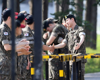 [포토]BTS 진 전역, 함께 생활했던 전우들과 함께!