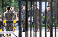 [포토]전역 동기들과 함께 거수경례하는 BTS 진