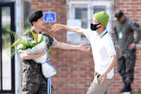 [포토]제이홉과 포옹하는 BTS 진