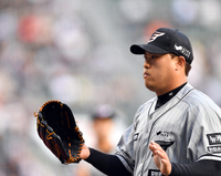 [포토]‘순조로운 1회말 수비’ 류현진