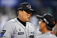 [포토]‘5회말 위기 2실점으로 버텼다’ 류현진