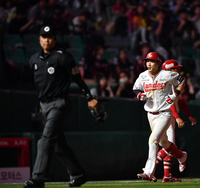 [포토]‘어둠속에서도 빛나는’ 솔로포 최지훈