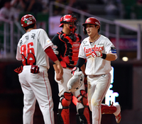 [포토]‘8회말 솔로포!’ 최지훈