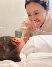 ‘득녀’ 아유미, 꿀뚝뚝 엄마 모드 “노산 걱정했는데 건강히 와준 복가지”