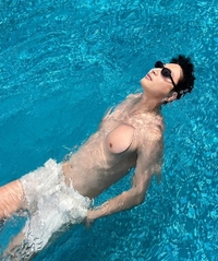 파격 가슴노출 정진운 “건강한 돼지가 돼서 행복하구나”