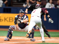 [포토]그라운드 홈런 기록하는 키움 김혜성
