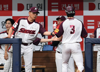 [포토]김혜성의 그라운드 홈런 축하하는 홍원기 감독