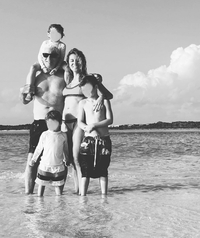 ‘프리티우먼’ 리차드 기어, ♥ 33세 연하 아내 손주뻘 세 아들과 함께한 가족사진 첫 공개[할리웃톡]