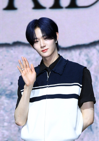 [포토]손인사 건네는 이븐 지윤서