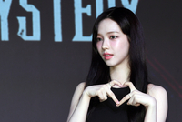 [포토]하트 만들어 보이는 카리나