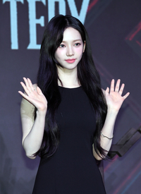 [포토]손인사 건네는 카리나