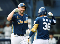 [포토]NC 데이비슨, 두산 최원준 상대 동점 솔로 홈런