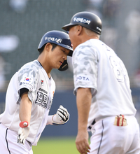 [포토]추격 솔로 홈런 넘긴 두산 김대한