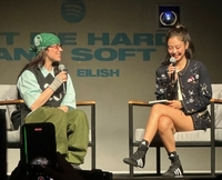 제니가 왜 거기서 나와?…빌리 아일리시, 청음회 MC로 깜짝 등장