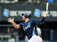 [포토]동점 솔로 홈런 치는 NC 데이비슨