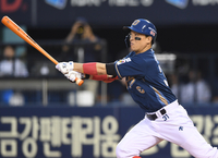 [포토]KBO리그 개인 통산 최다안타 신기록 세우는 손아섭