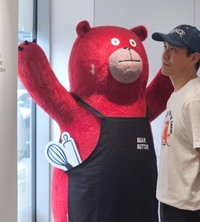 오정세, 드라마 종영 4년차에도 꾸준한 선행...발달장애 제빵사 응원