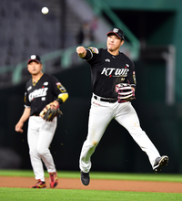 [포토] ‘8회말 수비는 이걸로 끝!’ 황재균