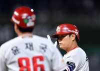 [포토] ‘7회말 고영표 상대 두번째 안타’ 추신수