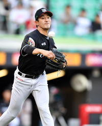 [포토]‘추신수 땅볼 직접 처리’ 고영표