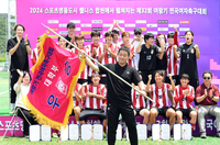 [포토]여왕기 우승기 흔드는 고려대 고현호 감독
