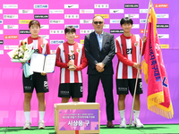 [포토]여왕기 우승 트로피와 우승기 받아 든 고려대