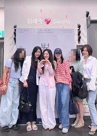 송혜교, 연극 ‘벚꽃동산’ 관람...‘지헤중’ 멤버들과 남다른 의리