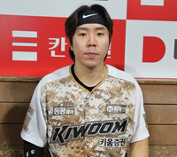9회 무사 1,2루에서 만난 홈런 선두 데이비슨…키움 배터리는 어떻게 잡았을까 [SS 인터뷰]