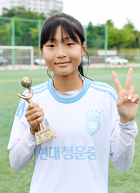 [포토]여왕기 중등부 최우수선수로 선정된 현대청운중 김민채