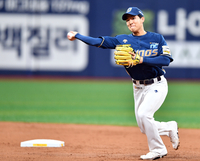 [포토] ‘1회말 김혜성 땅볼처리’ 김휘집