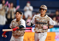 [포토] ‘승부는 원점으로’ 솔로포 변상권