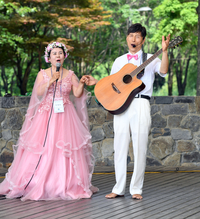 [포토]서울 K-맨발걷기 페스티벌 축하공연 하는 남양우-이재숙 부부