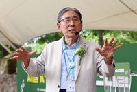 [포토]맨발 걷기의 효과 강조하는 박동창 회장