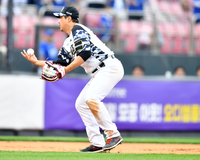 [포토]‘볼 더듬는’ 황재균