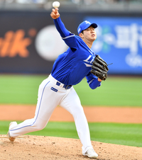 [포토]조이현과 선발대결 황동재