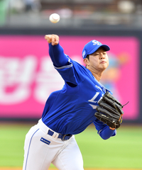 [포토]조이현과 선발대결 황동재