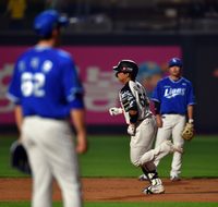 [포토]‘8회말 김재윤 상대로 솔로홈런’ 강백호