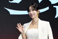 [포토]손인사 건네는 기은세