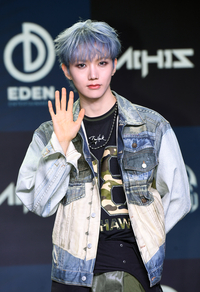 [포토]손인사 건네는 올아워즈 현빈