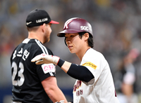 [포토]‘1회말 안타 신고하는’ 김혜성