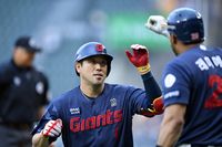 [포토]‘알칸타라 상대로 솔로포’ 전준우