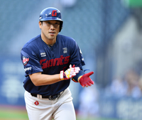 [포토]‘자축박수... 솔로포’ 전준우