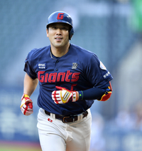 [포토]‘보일듯말듯 미소... 솔로포’ 전준우