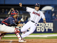 [포토]과감한 주루 플레이로 추가 득점하는 두산 김재환