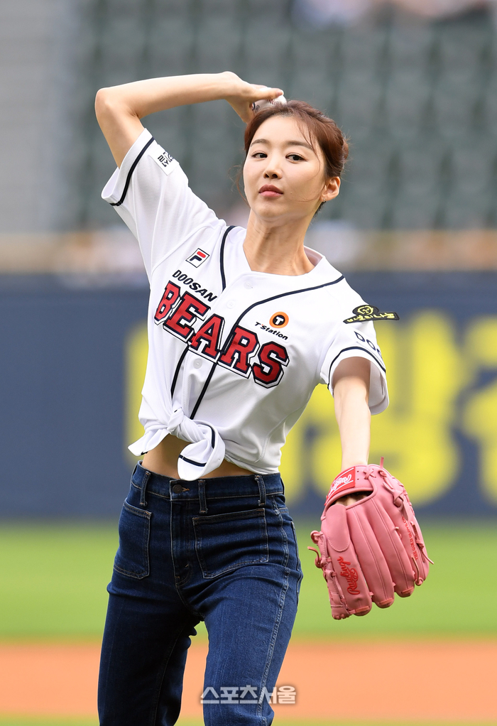 [포토]장희진, 두산-롯데 잠실 경기 시구