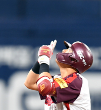 [포토]‘감사인사 먼저....2루타로 포문 연’ 김건희