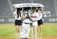 [포토]송민주-박하정 치어리더, 폭우를 피하는 방법