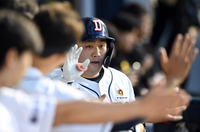 [포토]솔로 홈런으로 추가점 뽑아내는 두산 양석환